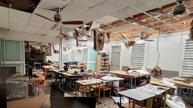 Une salle de classe après le passage du cyclone Chido à Mayotte